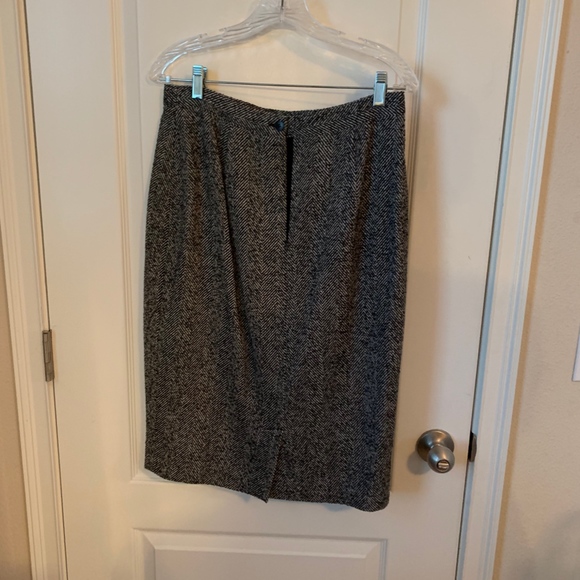 Italian Ladies Suit - Picture 3 of 8